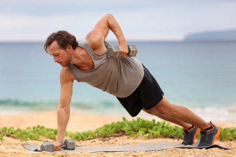 renegade row performed with dumbbells